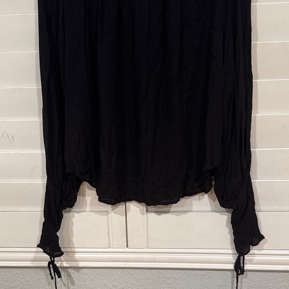 Chic Black Blouse with Elegant Sleeves - Picture 6 of 6